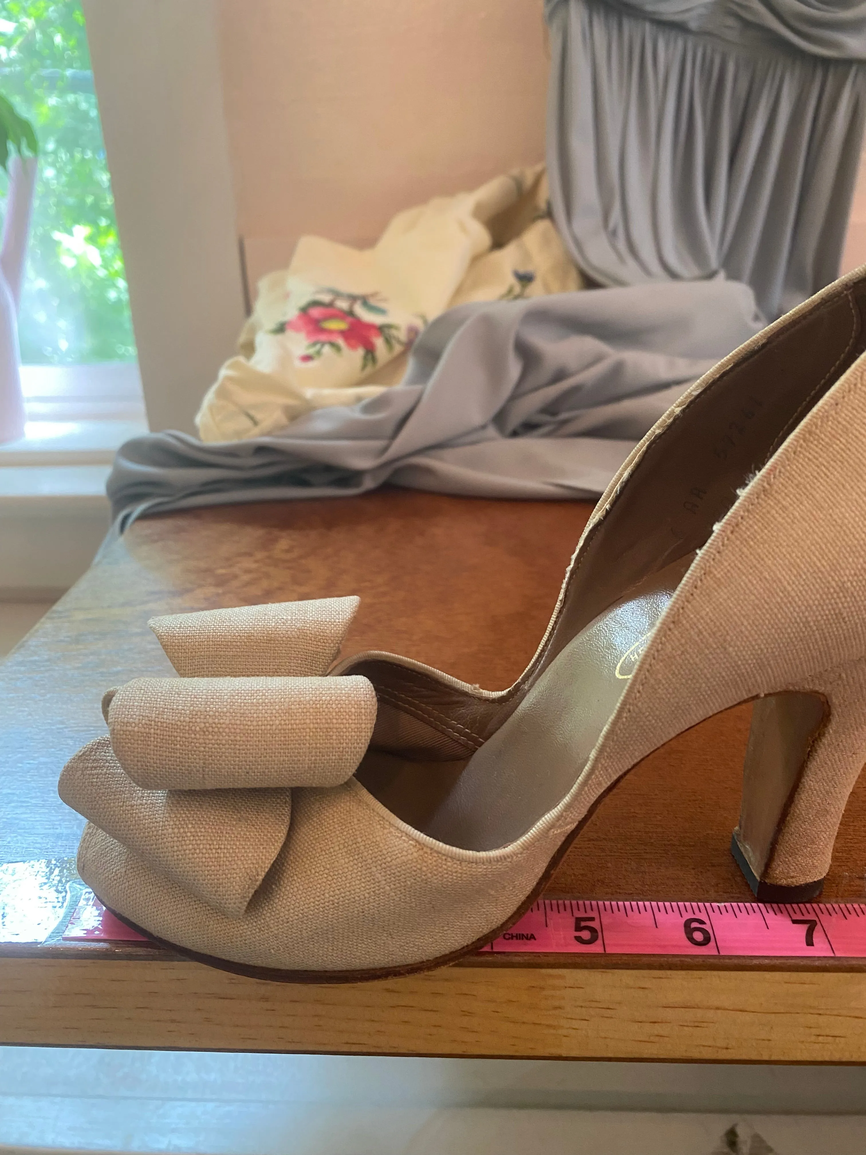 Adorable 1940's BABYDOLL Peep Toe 4" Pumps With Bows By Paramount / Size 5.5